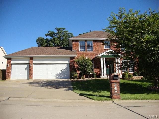 Estate style 2 story welcome you with nice curb appeal and shade tree.