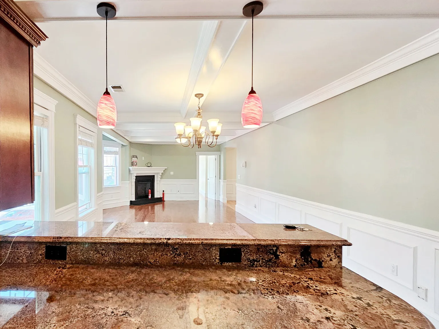 4 bed, 3.0 bath, 2800 sqft, $5,200 — Photo 3