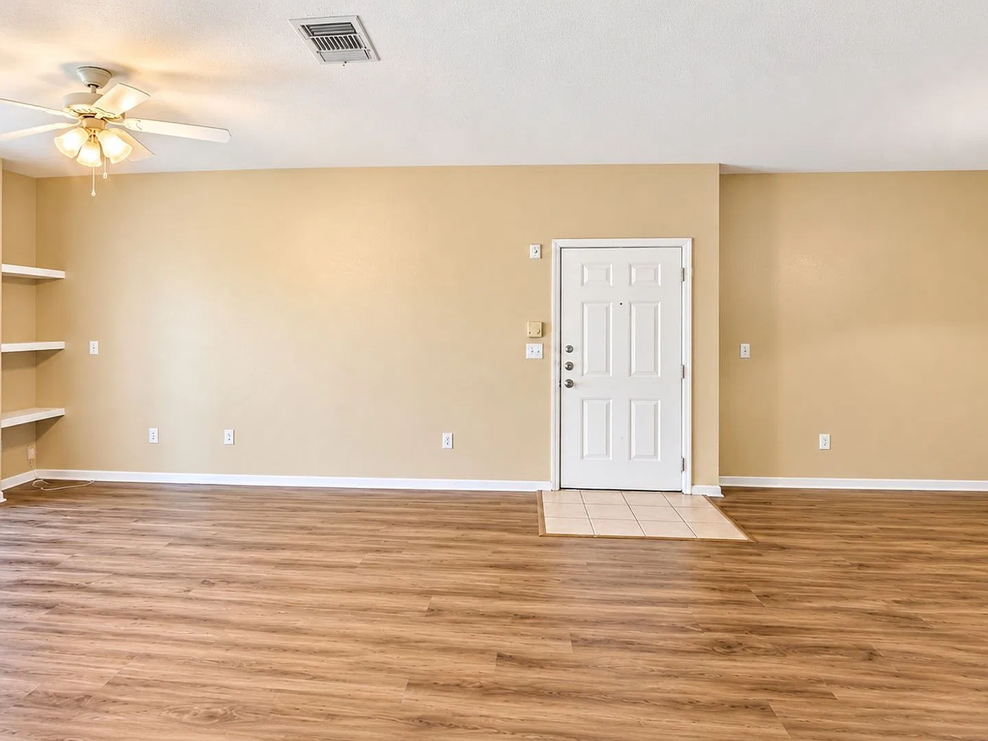 Move-In Special! Off Your First Month's Rent! 1/1 Gated Allegro Palm Resort-Style Amenities! — Photo 3