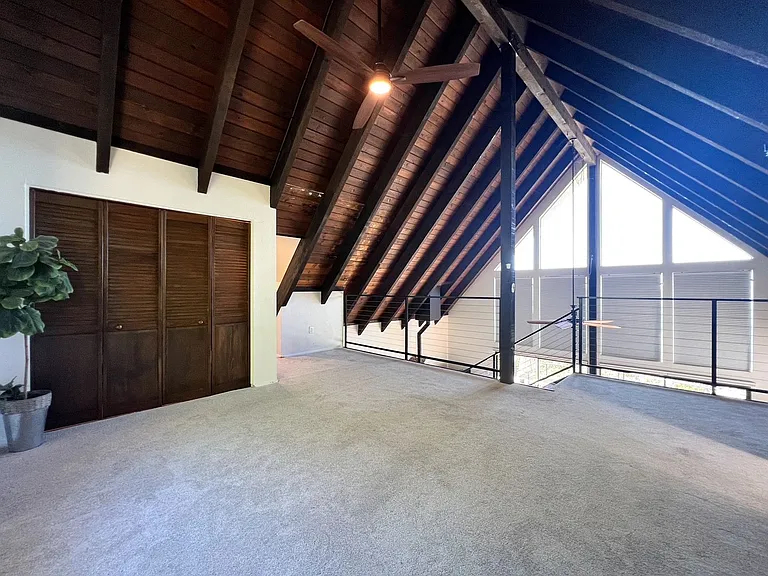 542 E Spring St — Photo 27