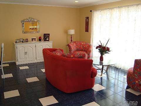 4th image of 165 Elaine Dr