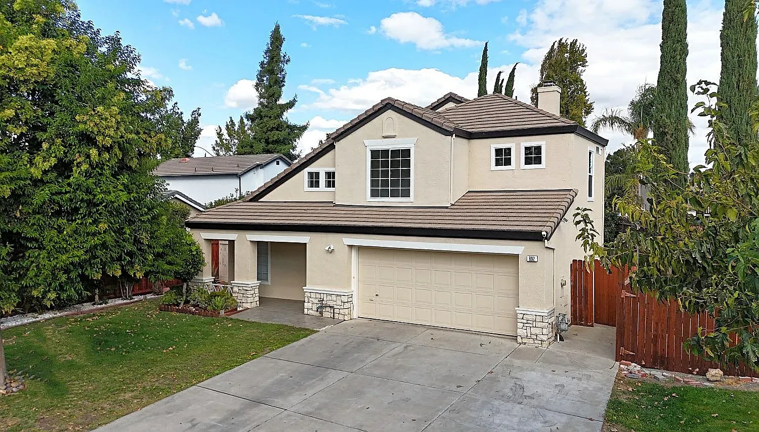 4 bed, 2.5 bath, 1630 sqft, $3,000 — Photo 1