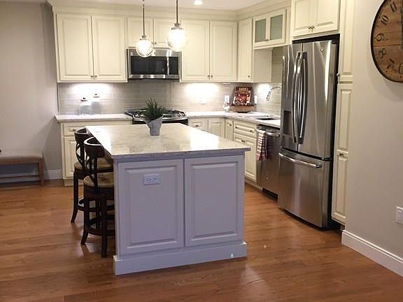 3rd image of 201 Elliott St Unit 210