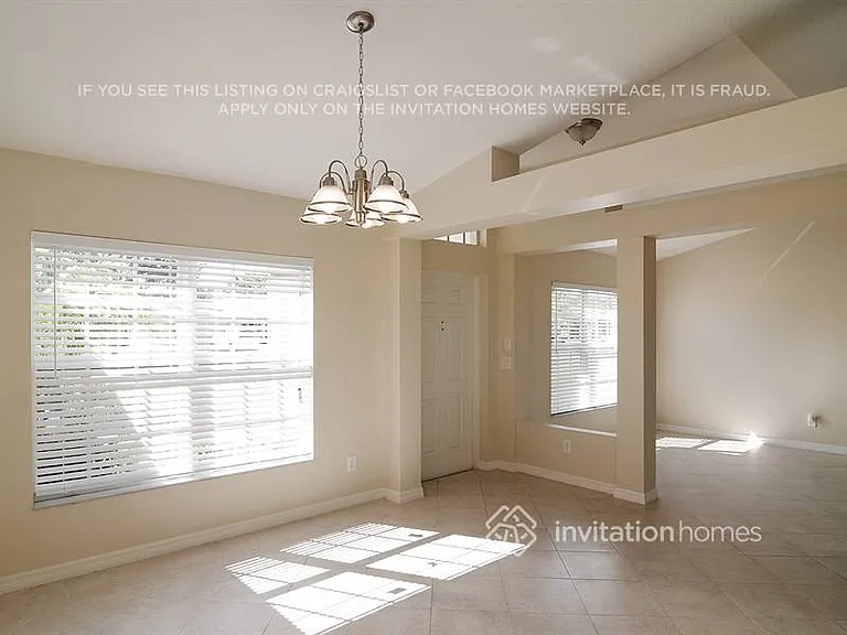 261 NE Granduer Ave — Photo 2