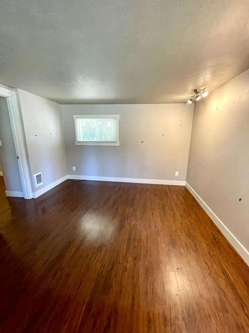 Newport Ave Triplex - 00404-NEWP-00 — Photo 4