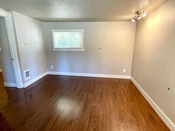 4th image of 410 NW Newport Ave