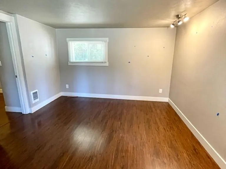 Newport Ave Triplex - 00404-NEWP-00 — Photo 4