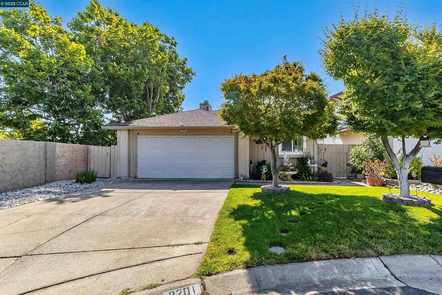 2201 Glenmount Dr photo 1