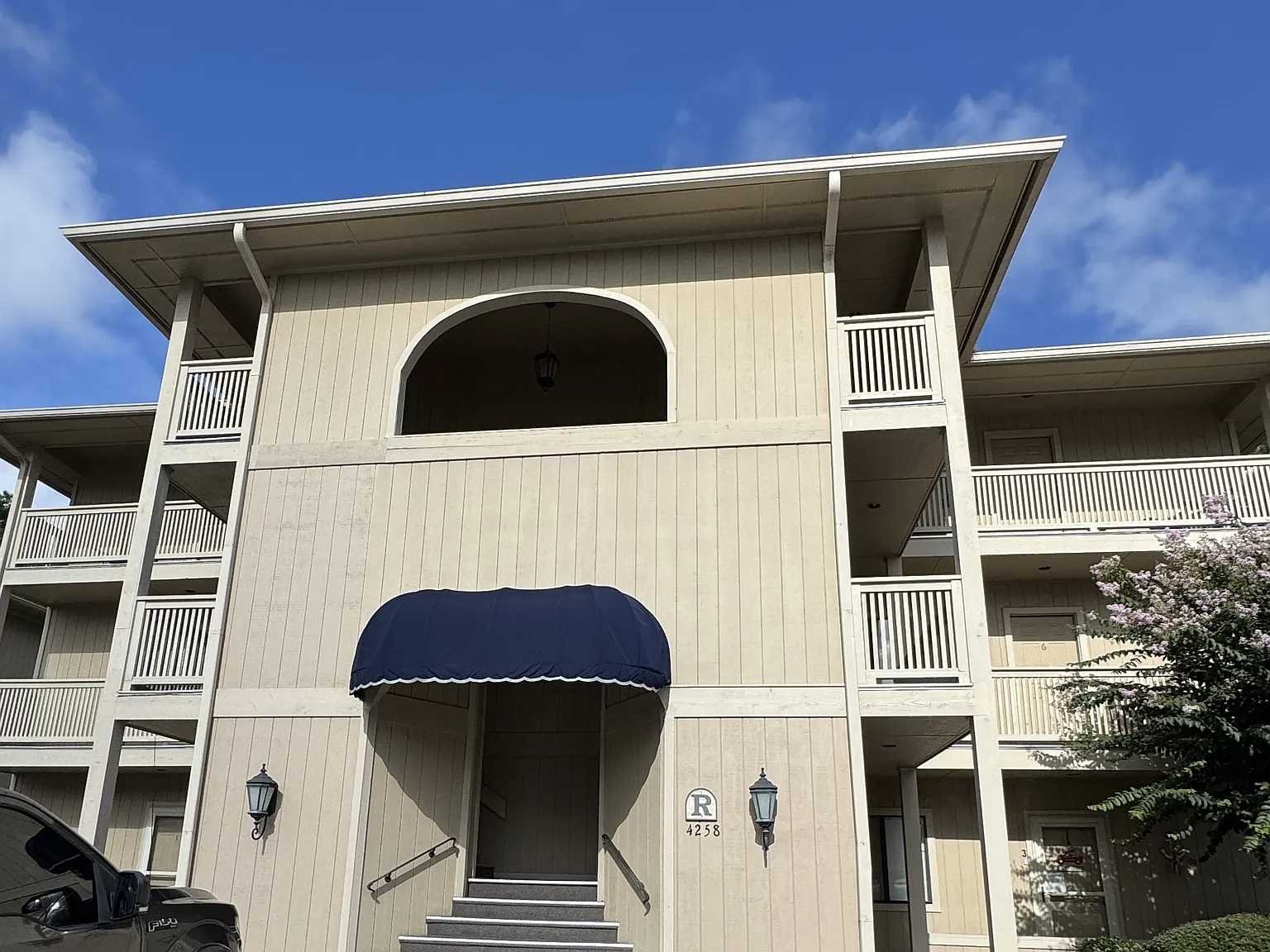 4258 Pinehurst Cr. - R6 — Photo 1