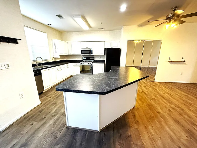 1160 Wickford Ct #10F — Photo 8