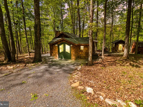 326 Preacher Ln, Great Cacapon, WV 25422