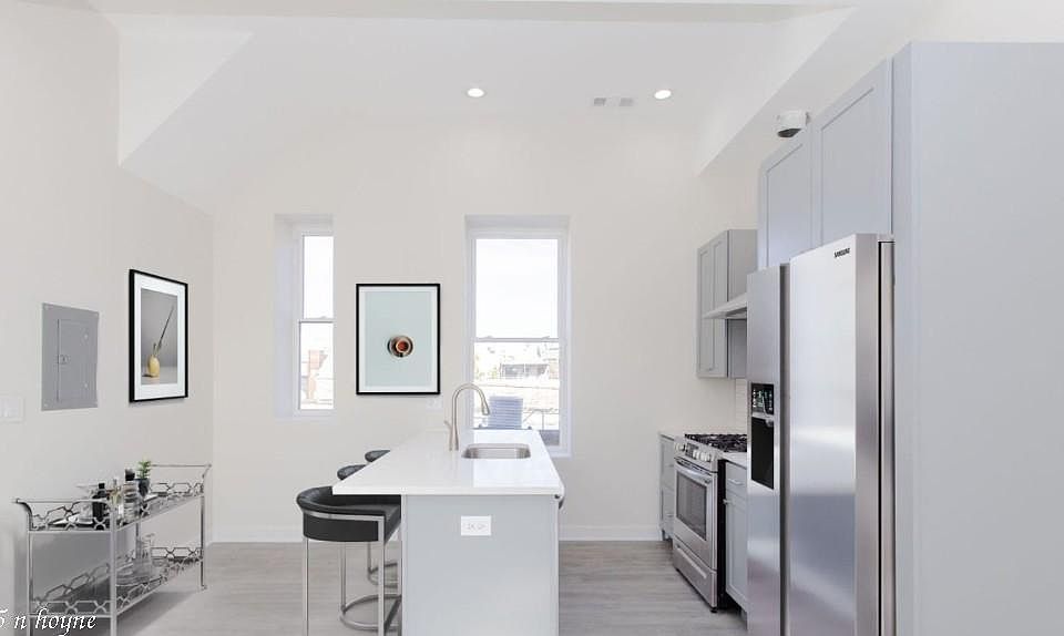 2nd image of 725 N Hoyne Ave #1311