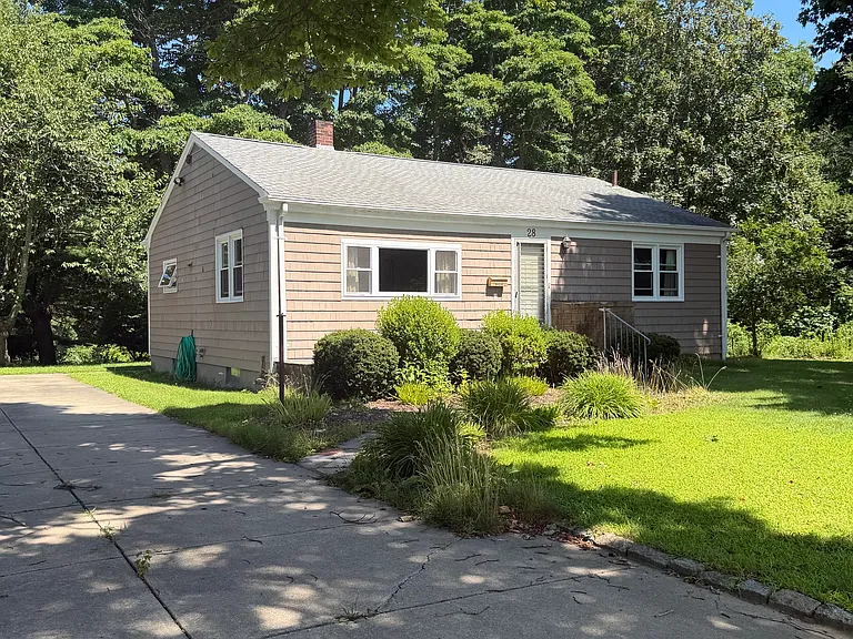 28 Emmett Ave — Photo 1