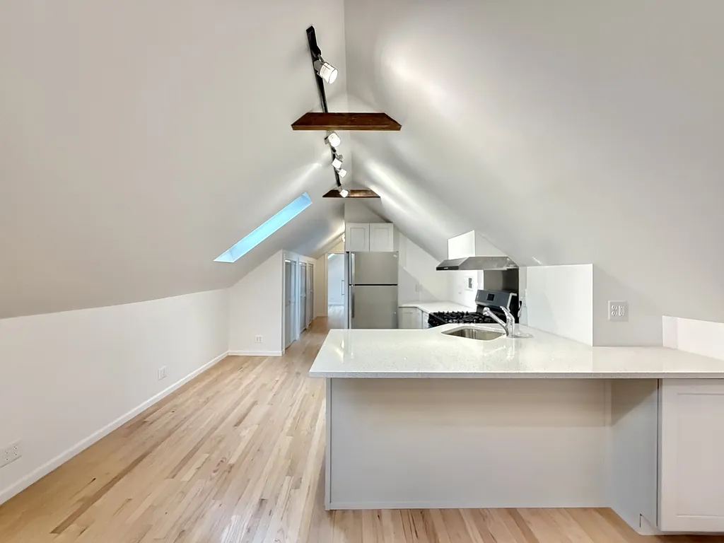 1 bed, 1000 sqft, $2,200 — Photo 2