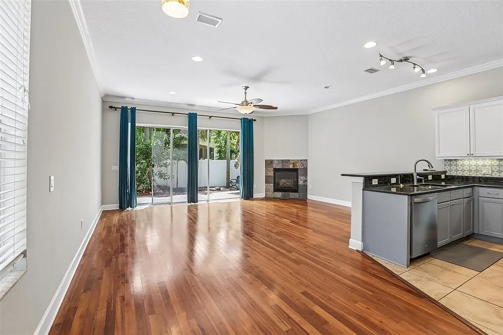 3 bed, 2.5 bath, 2405 sqft, $4,100 — Photo 2