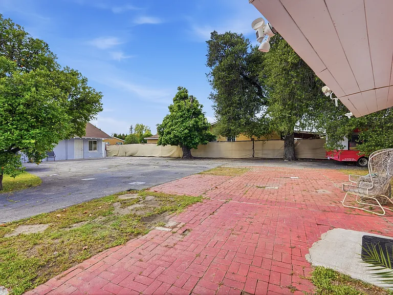 8647 Corbin Ave — Photo 33