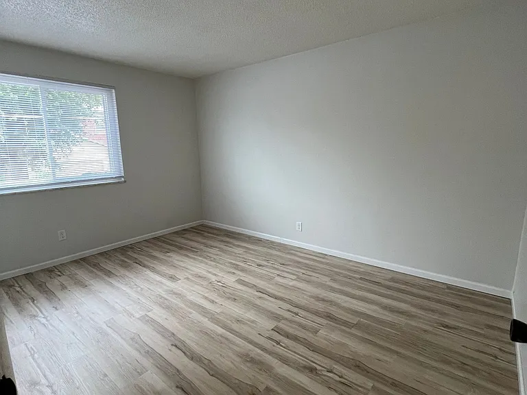 516 W Mulberry St — Photo 9