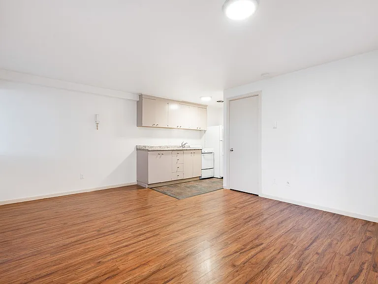 Malabar Apartments — Photo 9