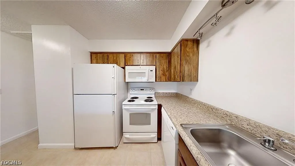 2 bed, 1.0 bath, 861 sqft, $1,375 — Photo 2