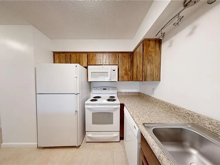 2303 NE 6th St #3 — Photo 2