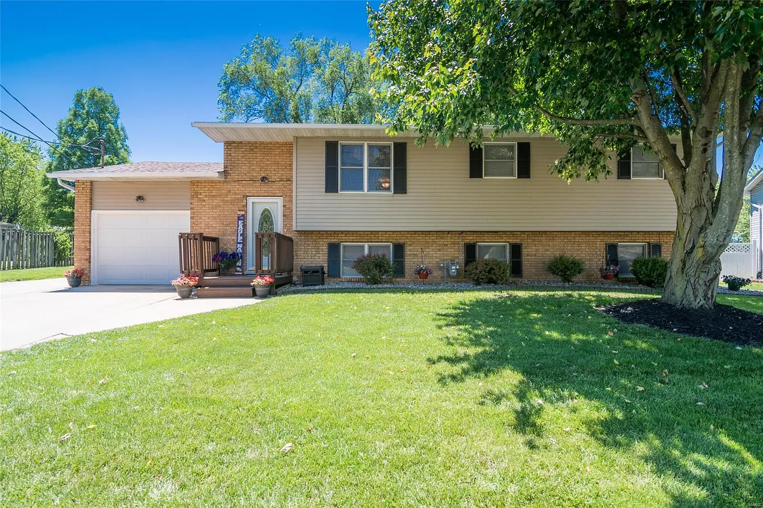 3 Carol Lee Dr photo 1