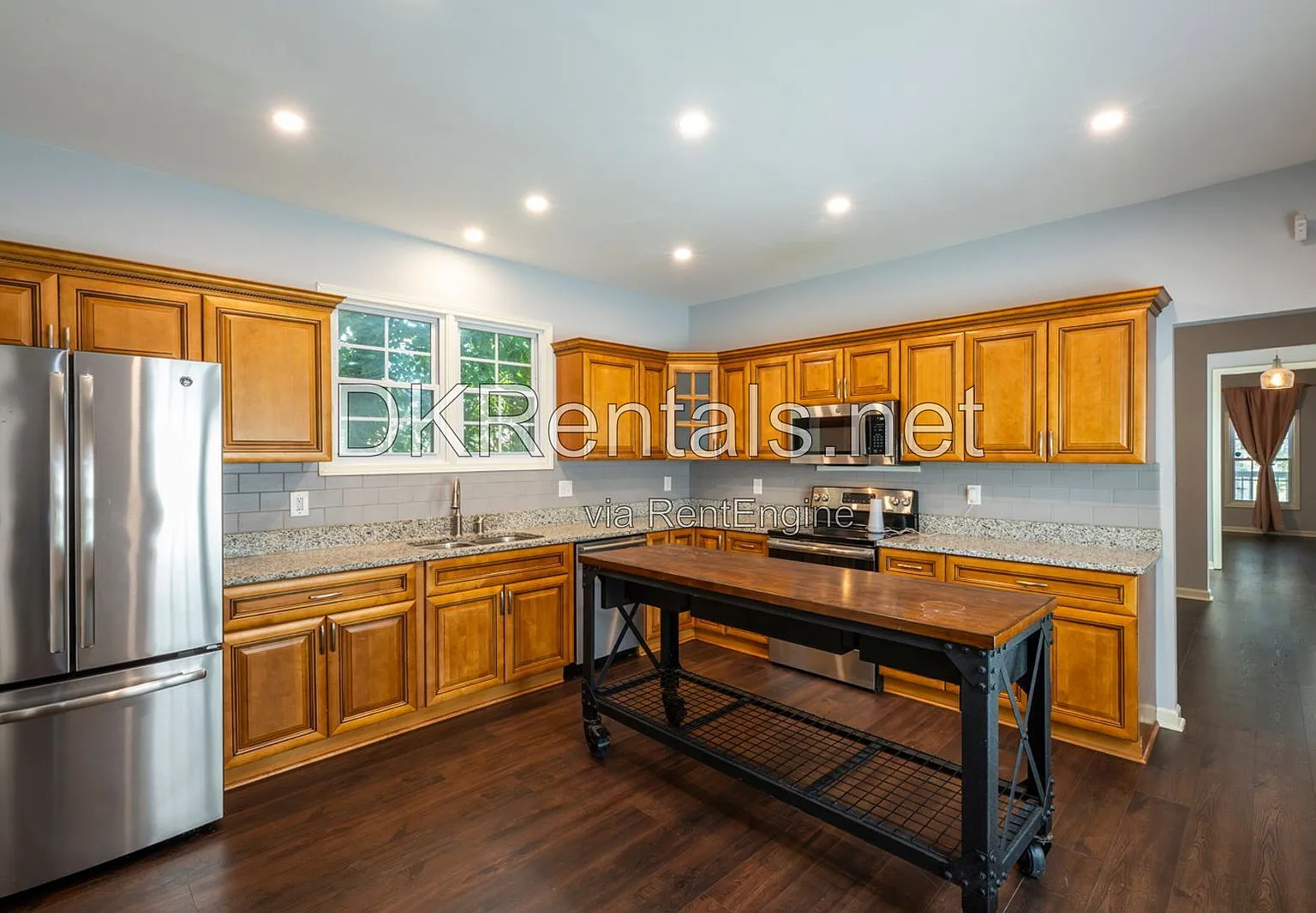 3 bed, 2.5 bath, 1400 sqft, $2,200 — Photo 3