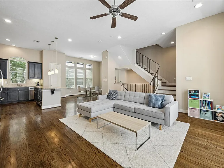 4220 Dickson St — Photo 3