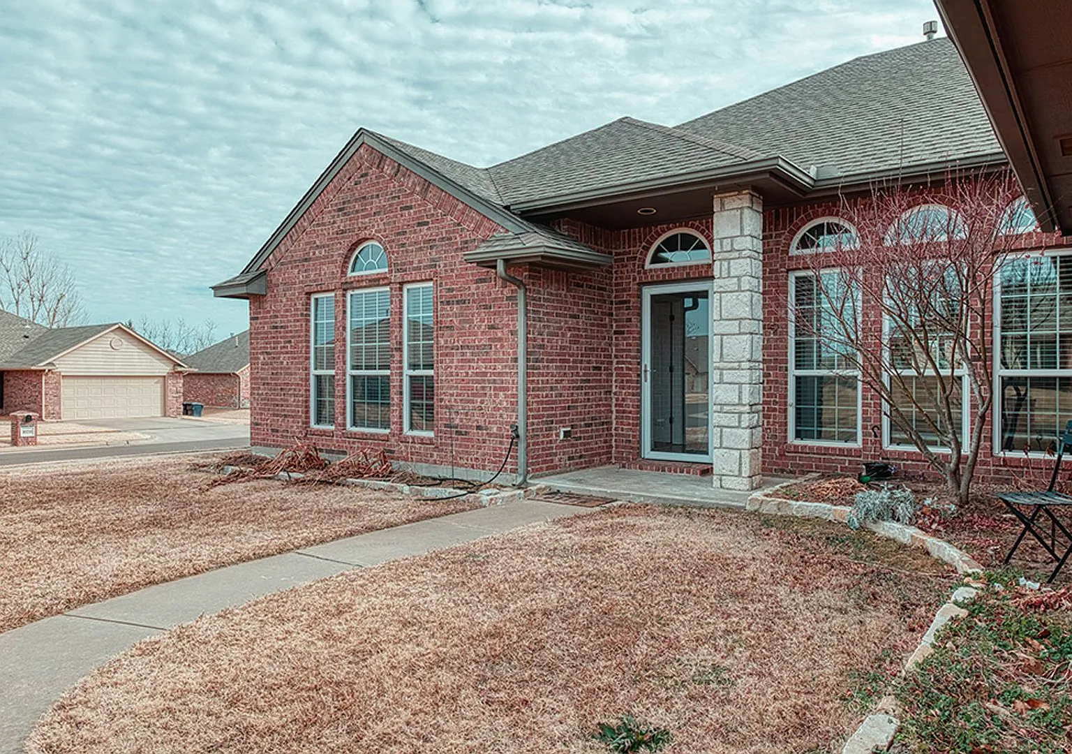 Gorgeous 4 Bed 2.5 Bath in Yukon! — Photo 2