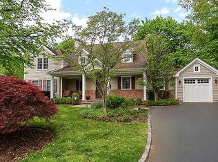 57 Wagon Rd, Roslyn Heights, NY 11577