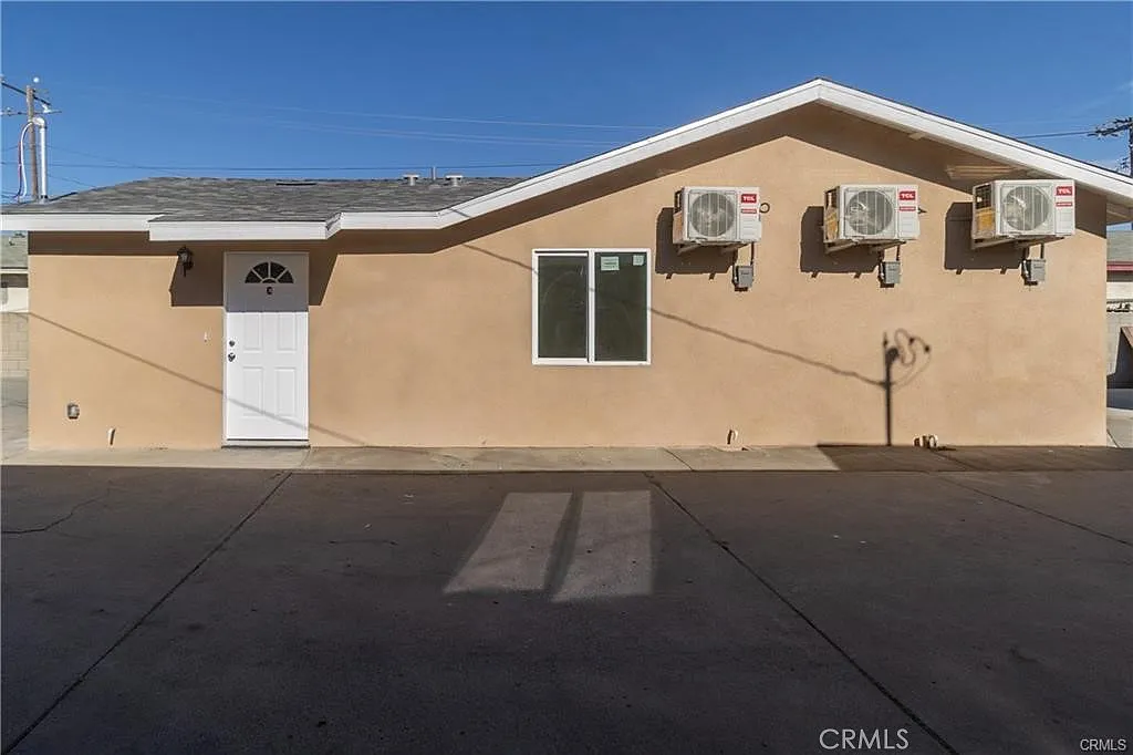3 bed, 720 sqft, $3,100 — Photo 2