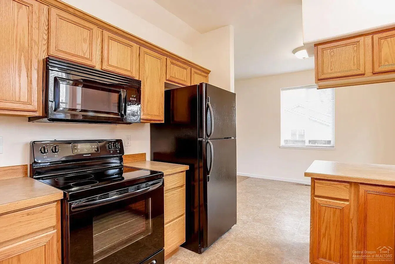 3 bed, 2.5 bath, 1400 sqft, $1,975 — Photo 3