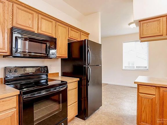 3rd image of 2524 SW Cascade Mountain Ln