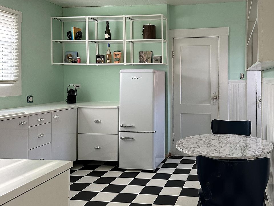 Updated kitchen 6 months ago. Dishwasher too!