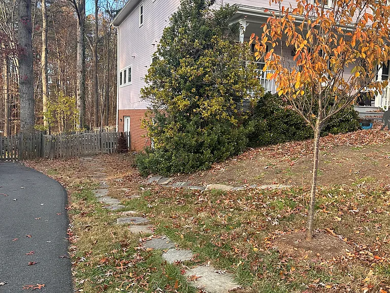 695 Victorian Ct #B — Photo 2