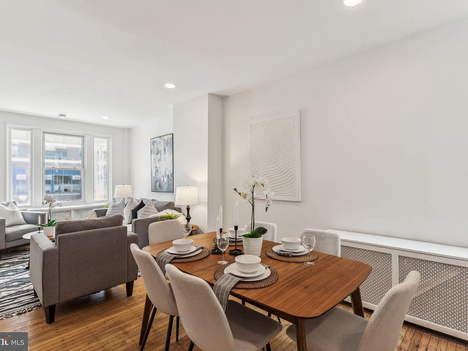 3 bed, 1076 sqft, $1,300 — Photo 2