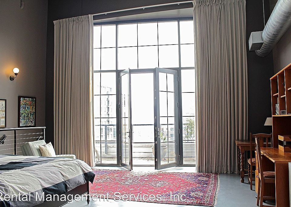Bedroom w/balcony- city view