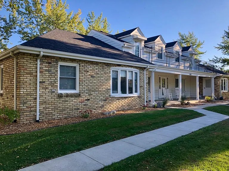 853 Thackeray Trl — Photo 2