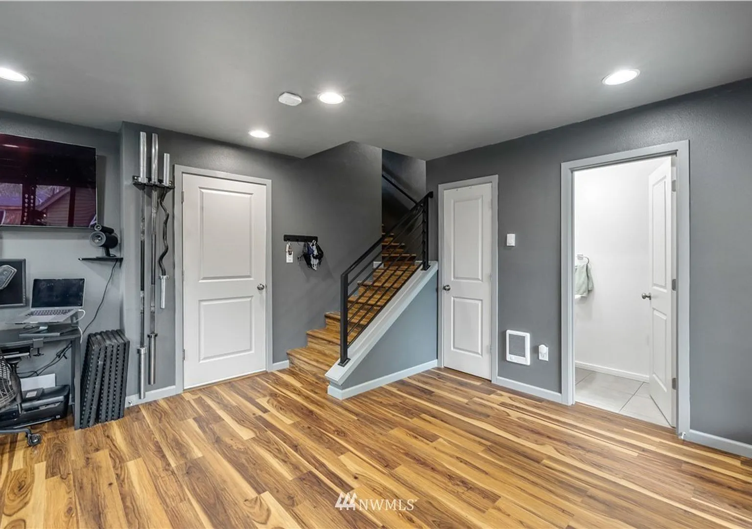 Spacious New Townhouse with 2 Car Garage and Rooftop!! — Photo 3