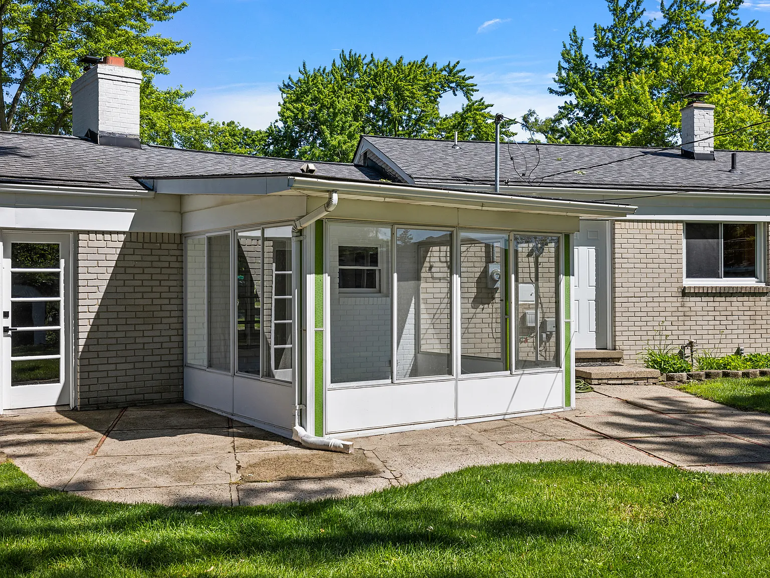 3 bed, 1347 sqft, $2,400 — Photo 3