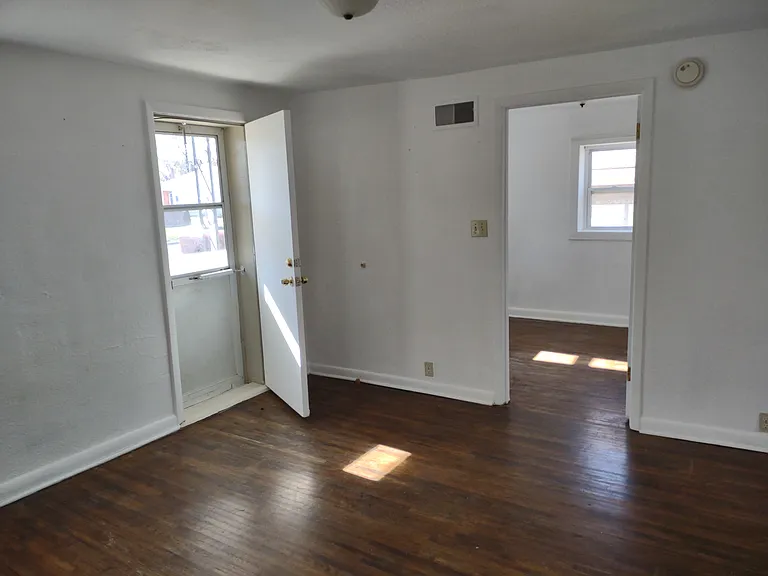 E 7th Ave — Photo 8