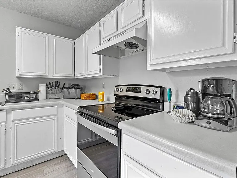 12714 Hilltop Dr — Photo 2