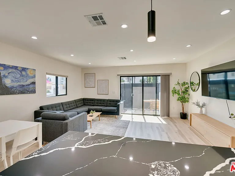 918 N San Vicente Blvd #B — Photo 2