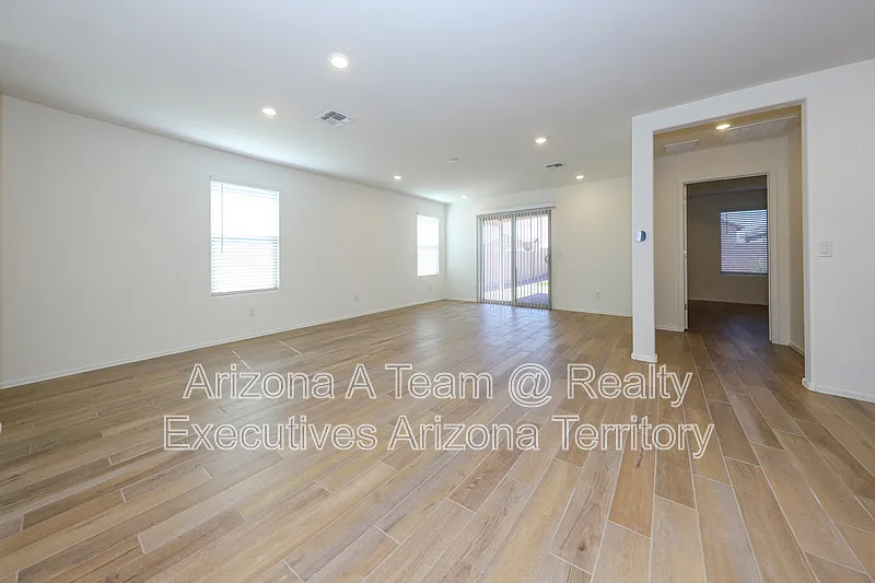 3 bed, 2.0 bath, 1465 sqft, $2,025 — Photo 4
