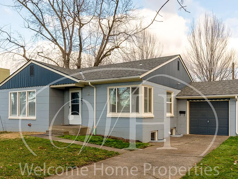 24 NE Ash Ave — Photo 1