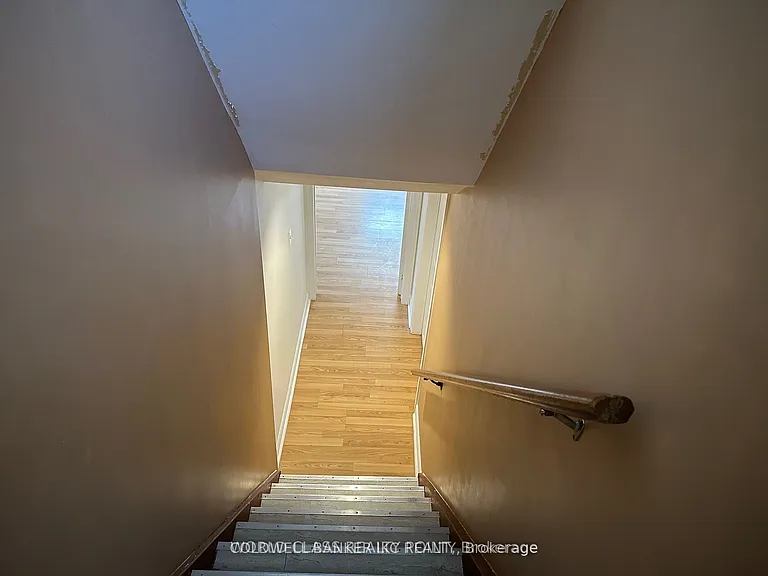 20 Murchison Cres — Photo 3