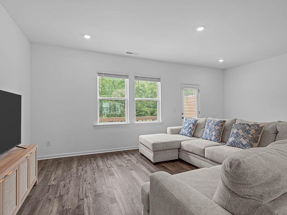 4th image of 421 Rowe Way