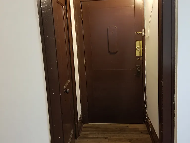 Yale Place Apartments — Photo 11