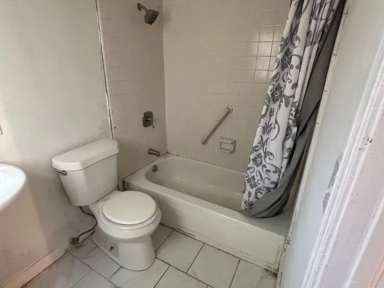 245 E Young Pl — Photo 7