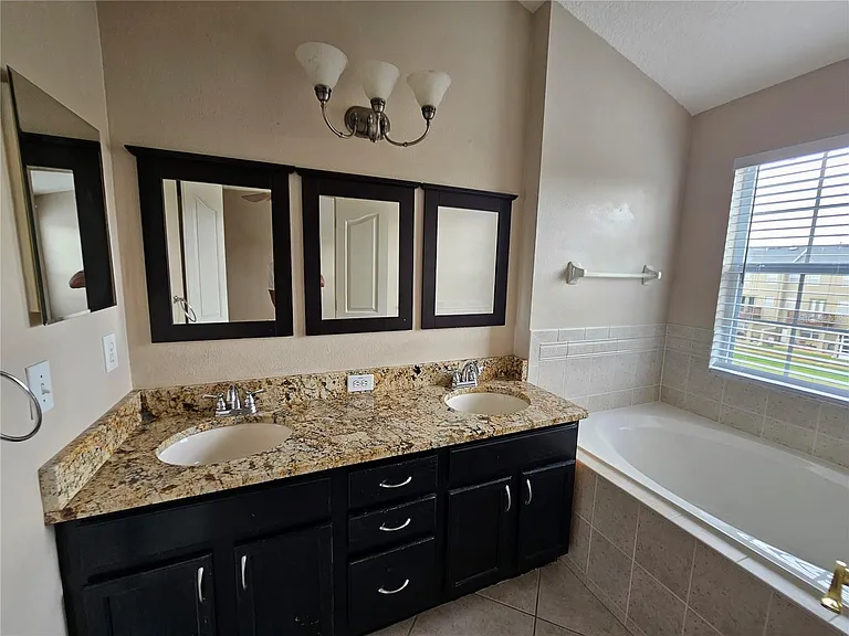 2927 Pointeview Dr — Photo 10