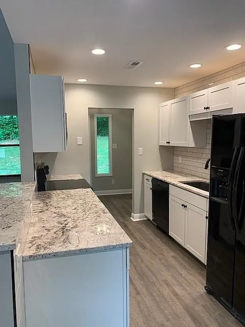 3 bed, 2100 sqft, $2,200 — Photo 2